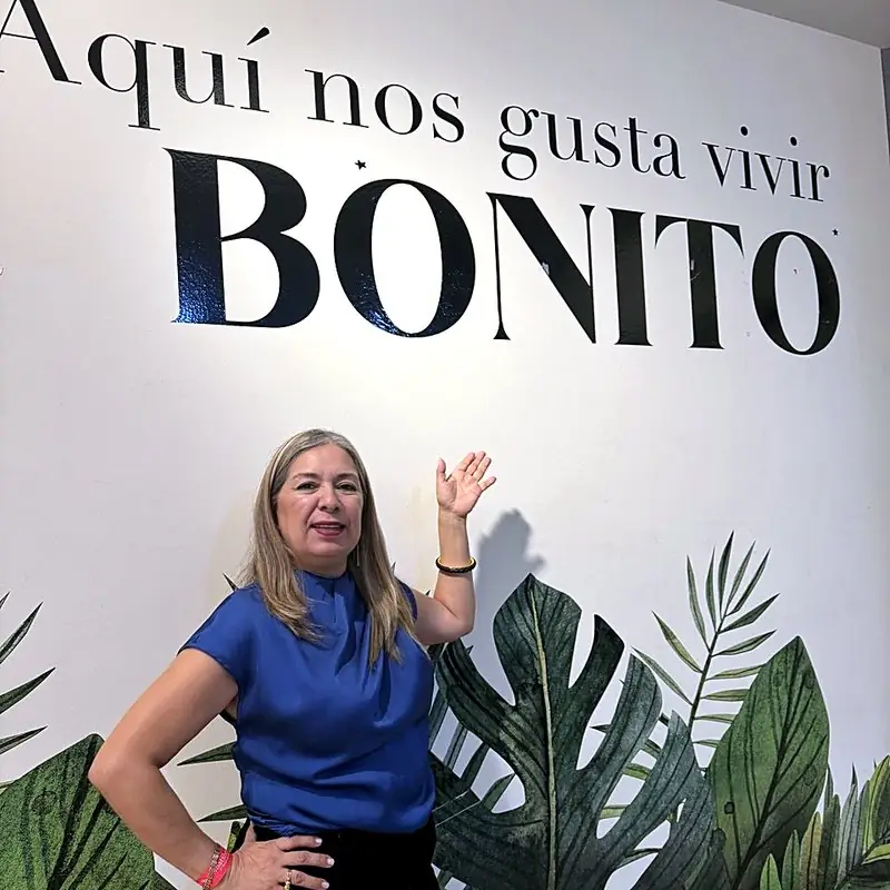 Myriam Lugo junto al muro «Aquí nos gusta vivir bonito»