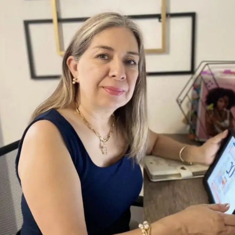 Myriam Lugo trabajando con su tableta en su negocio