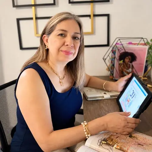 Myriam Lugo trabajando con su tableta